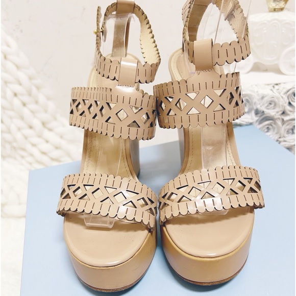 Authentic CHLOE Nude Leather Scalloped / Perforated Sandals / Wedges - Picture 7 of 12